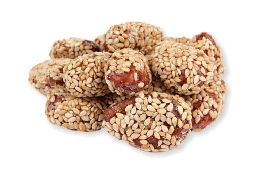 mandle-v-karamelu-obalene-sezamem